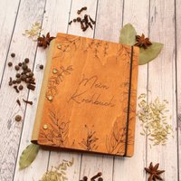 Personalisierbarer Rezeptordner Din A6 Aus Holz/Rezeptbuch Ordner Kräutermotiv Personalisierbarer Rezeptordner Din A6 Aus Holz/Rezeptbuch Ordner Kräutermotiv von Woidglow