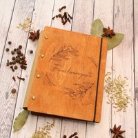 Personalisierbarer Rezeptordner Din A6 Aus Holz/Rezeptbuch Ordner Olivenzweigmotiv von Woidglow