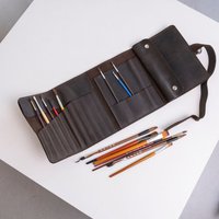Leder Künstler Werkzeugrolle, Personalisierte Bleistiftrolle, Pinsel Rollen, Kunst Reiseetui, Federmäppchen, Handgemachte Bleistiftrolle von WolaStore