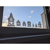 Fensterdeko - Weihnachtliche Dekoration Für's Fenster Mit Häusern Und Bäumen Zum Selber Aufkleben Fensterbild in Verschiedenen Größen von Wolbis