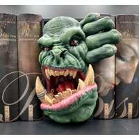 Handbemaltes Book Nook - Ork | Art.-Nr. Bk-mm-O-R von WolfArtworksDE