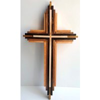 Kreuz Holzkruzifix Holzkreuz Gebeiztes Kruzifix Geschichtetes Holzkruzifixkreuz Spiritualität Religiöses Wohnkultur von WolfcreekWoodcrafts
