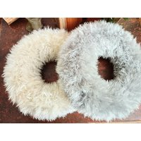 Fellkranz - 2 Farben Zur Wahl 30 cm Handarbeit Tischkranz Selbst Dekorieren Fellkranz - 2 Farben Zur Wahl 30 cm Handarbeit Tischkranz Selbst Dekorieren von Wolleladen