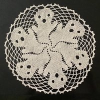 Gehäkeltes Rundes Weißes Deckchen Mit Geistern von Wolwereld