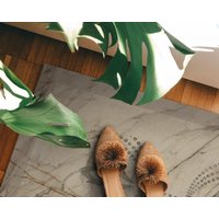 Filigraner Marmor Mit Lotusblumen Vinyl Matte, Beige Bodenmatte, Grauer Teppich, Stein Pvc Geburtstagsgeschenk, Komfort Steinteppich von WondecaFloor