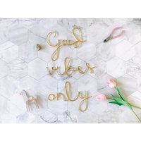Good Vibes Only Draht-Wandschild | Wire Words Wall Art Draht Home Decor Wandbehang von WonderWireDesign