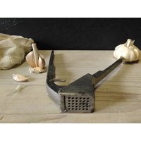 Zerkleinern Knoblauch, Metall Entsafter Knoblauchpresse, Vintage Knoblauchpresse Und Nussknacker, Hand Brecher von WonderlandWarehouse