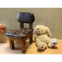 Handgefertigter Rustikaler Kinderstuhl Aus Holz Vintage-Lederpolsterung von WonderlandWarehouse
