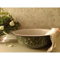 Kleines Emaille-Becken, Grünes Vintage-Becken, Alte Schale von WonderlandWarehouse