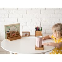 Weißes Metalltablett, Aufbewahrung Für Kinder, Telefonhalter, Papierhalter, Schreibtisch, Massives Eichenholz, Pulverbeschichteter Stahl von WoodAndHomeFamily