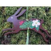 Großer Brauner Hängender Hase Mit Sommerdesign von WoodBeyondTheWorld