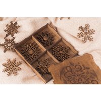 Schneeflocke Personalisiert, Frohe Weihnachten Dekoration, Personalisierte Weihnachtsschmuck, Holz Ornamente von WoodClockUA