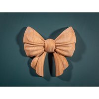 Handgefertigte Holzschleife Aus Massivem Eichenholz - Weiße Patina, Wohnkultur, Elegante Wandkunst, Holzgeschenk von WoodCraftCZ