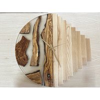 Wanduhr Olivenbaum Harz Streifen Holz Epoxy Wanduhr Olivenbaum Harz Streifen Holz Epoxy von WoodDiAlessandro