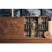 Whisky-Dekanter-Set, Personalisierte Whisky-Gläser, Weihnachtsgeschenke Für Ihn, Dekanter-Set Personalisiert, Gravierte Hölzerne Geschenkbox, Ads6 von WoodFamilyStory