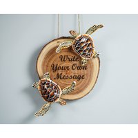 Benutzerdefinierte Holzschild, Familie Name Zeichen, Tür Schild, Handgemacht, Braune Schildkröte, Outdoor Dekor, Holzschnitzerei, Paar Wandkunst Benutzerdefinierte Holzschild, Familie Name Zeichen, Tür Schild, Handgemacht, Braune Schildkröte, Outdoor Dekor, Holzschnitzerei, Paar Wandkunst von WoodGlassDecor