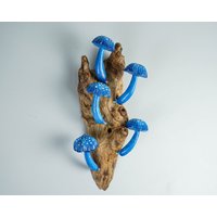 Blauer Pilz Wandkunst, Hängende Statue, Bunte Pilze, Kunsthandwerk, Housewarming, Wurzelholz, Pop Up Dekor, Bibliothek, Kunst, Weihnachtsdekor Blauer Pilz Wandkunst, Hängende Statue, Bunte Pilze, Kunsthandwerk, Housewarming, Wurzelholz, Pop Up Dekor, Bibliothek, Kunst, Weihnachtsdekor von WoodGlassDecor