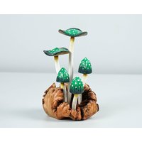 Grüne Pilz-Skulptur, Bunte Statue, Bemalte Figur, Holzschnitzerei, Magisch, Handgefertigte Küchendekoration, Weihnachtsgeschenk Grüne Pilz-Skulptur, Bunte Statue, Bemalte Figur, Holzschnitzerei, Magisch, Handgefertigte Küchendekoration, Weihnachtsgeschenk von WoodGlassDecor