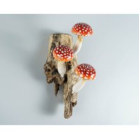Roter Hängender Pilz Skulptur, Wandkunst, Holzschnitzerei, Holzstatue, Handgefertigte Figur, Wald, Einzigartig, Wohnkultur, Weihnachtsgeschenk Roter Hängender Pilz Skulptur, Wandkunst, Holzschnitzerei, Holzstatue, Handgefertigte Figur, Wald, Einzigartig, Wohnkultur, Weihnachtsgeschenk von WoodGlassDecor