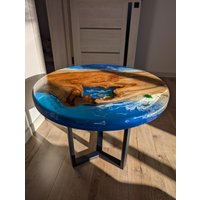 Handgemachter Ocean Epoxidharz Couchtisch Rundholz Mit Lebendiger Kante von WoodItemsStudio