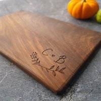 Benutzerdefinierte Charcuterie Brett, Personalisiertes Schneidebrett Mit Griff, Verlobungsgeschenk, Hochzeitspaar, Housewarming, Käsebrett Aus Holz von WoodLuckEngraved