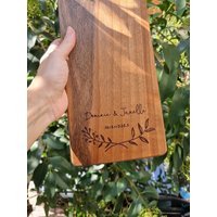 Benutzerdefiniertes Charcuteriebrett, Personalisiertes Käsebrett, Verlobungsgeschenk Für Paare, Hochzeit, Graviertes Holzkäsebrett von WoodLuckEngraved