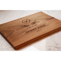 Monogramm Schneidebrett, Personalisiertes Charcuterie Brett, Großes Walnuss Verlobungsgeschenk, Hochzeit, Gravur Holz Küchendekor von WoodLuckEngraved