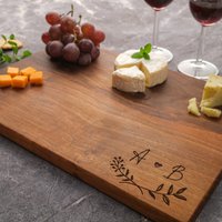 Personalisiertes Charcuterie Brett, Schneidebrett Mit Gravur, Verlobungsgeschenk Für Paare, Hochzeitsgeschenk, Holzkäsebrett, Brautparty von WoodLuckEngraved