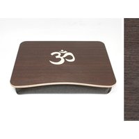 Frühstückstablett/Ipad-Tisch Holztablett Für Laptop Betttablett Kissentablett Serviertablett Laptopständer Mit Om Hinduismus-Thema Inlay Frühstückstablett/Ipad-Tisch Holztablett Für Laptop Betttablett Kissentablett Serviertablett Laptopständer Mit Om Hinduismus-Thema Inlay von WoodPower