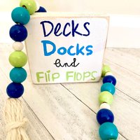 Decks Docks & Flip Flops Holzschild | Seehaus Dekor Lake Tier Tablett Mini Rustikales Holz Seeschild Strand Maritimes von WoodSignsByKailey