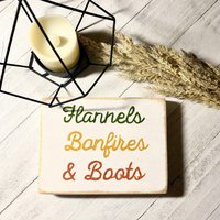 Flanells, Bonfire, & Boots Holzschild | Herbst Tier Tablett Dekor Land Herbst Bauernhaus Minis von WoodSignsByKailey