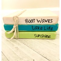 Lake Life Stapelbücher | Sommer Kunstbücher See Tiered Tablett Dekor Boot Wellen, Sonnenschein, Seeleben Holz Bücher Zierbücher Bündel von WoodSignsByKailey