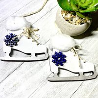 Schlittschuh Ornament Aus Holz | Winter Tier Tablett Dekor Eiskunstlauf Schneeflocken Schlittschuhe Mit Jute Twin von WoodSignsByKailey
