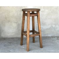 Rustikaler Eleganter Barhocker Aus Holz Mit Rundem Sitz Handgefertigte Robuste Und Stilvolle Sitzmöbel Für Bars Küchen Arbeitsplatten Vintage Rustikaler Eleganter Barhocker Aus Holz Mit Rundem Sitz Handgefertigte Robuste Und Stilvolle Sitzmöbel Für Bars Küchen Arbeitsplatten Vintage von WoodStoolStudio
