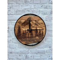Mountains Wall Clock, Pine Trees Carved Wood Clocks, Round Metal, Live Edge Forest Themed Woodsy Decor, Mountain Lovers Gift von WoodYouAdore