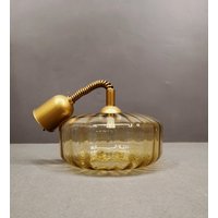 Vintage Bernsteinglas Pendelleuchte, Mid-Century Deckenlampe, Verstellbares Kabel, Retro Messing Finish, Hergestellt in Den 1970Er Jahren Vintage Bernsteinglas Pendelleuchte, Mid-Century Deckenlampe, Verstellbares Kabel, Retro Messing Finish, Hergestellt in Den 1970Er Jahren von Woodastal