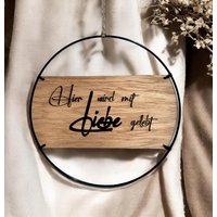 Türkranz Aus Holz Und Metall "Hier Wird Mit Liebe Gelebt" I Familienschild Namensschild Eiche 3D Schwarz Loop Ring Türkranz Aus Holz Und Metall "Hier Wird Mit Liebe Gelebt" I Familienschild Namensschild Eiche 3D Schwarz Loop Ring von WoodbeatManufaktur
