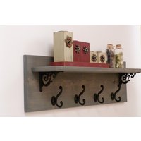 Rustikaler Eingangsbereich, Flur Oder Mudroom Garderobe Mit Schwarzen Haken Aus Schmiedeeisen, Wandgarderobe, Regal, Rustikale Rustikaler Eingangsbereich, Flur Oder Mudroom Garderobe Mit Schwarzen Haken Aus Schmiedeeisen, Wandgarderobe, Regal, Rustikale von WoodenClassicsCA