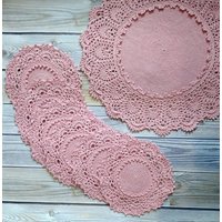 Rosa Set Häkeldeckchen Hochstrukturierte Spitzendeckchen Gehäkeltes Patricia Kristoffersen Design Ananas Ausgefallenes Spitzen-Platzset von WoodenDecorUkr