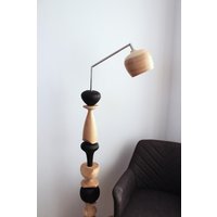 Rustikale Holzstehlampe Black & White Ash Tree Stehlampe von WoodenDreamsByPukas