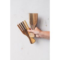 Salatbesteck Aus Holz, Walnuss Handgeschnitzte Kochutensilien, Salatzange von WoodenDreamsByPukas