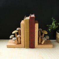 Handgeschnitzte Hölzerne Buchstützen Mit Pilzen Handgeschnitzte Hölzerne Buchstützen Mit Pilzen von WoodenHeartButtons