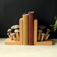 Handgeschnitzte Pilz-Buchstützen, 5-Jähriges Jubiläum Handgeschnitzte Pilz-Buchstützen, 5-Jähriges Jubiläum von WoodenHeartButtons