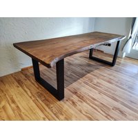 Esstisch Udo 140-260cm Mit Baumkante Massivholz Akazie U-Gestell Küchentisch Holz Tafel Kufengestell von WoodenHomeFurniture