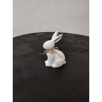 Osterhase Aus Keramik Mit Schleife von WoodenHomeFurniture