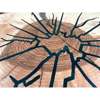 Couchtisch "Broken Glass" Aus Einer Esche Plätzchenplatte Und Dunkelgrünem Epoxidharz - 67 X 50 cm Swiss Made von WoodenSoulCH