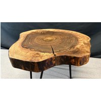 Rustikaler Tisch/Couchtisch Aus Einer Walnussplätzchenplatte #2 - 58 X 52 cm Swiss Made Rustikaler Tisch/Couchtisch Aus Einer Walnussplätzchenplatte #2 - 58 X 52 cm Swiss Made von WoodenSoulCH