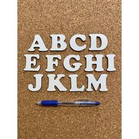 Einzelne Holzbuchstaben in Verschidenen Farben Und Größen von Woodenartdesignbyey