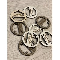 Geschenkanhänger Zur Weihnachtszeit in Verschiedenen Farben Geschenkanhänger Zur Weihnachtszeit in Verschiedenen Farben von Woodenartdesignbyey