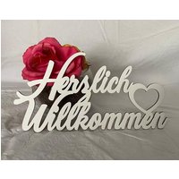 Schriftzug Herzlich Willkommen Aus Holz in Verschiedenen Farben Auch Personalisiert von Woodenartdesignbyey